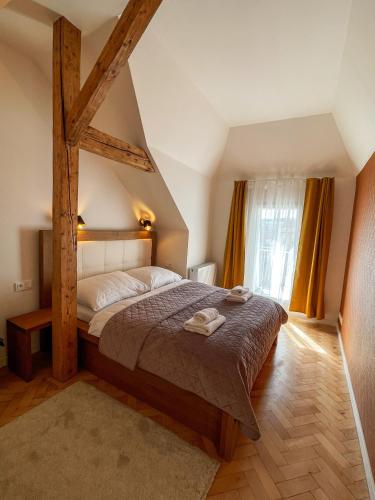 Štupartská 9 - Old Town Residence في براغ: غرفة نوم بسرير كبير في العلية