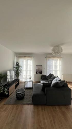 un salon avec un canapé et une table dans l'établissement Le Nid Champenois, à Reims