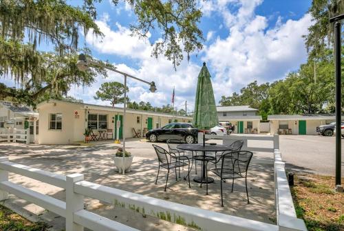 a patio with a table and chairs and a building at Safety Harbor Motel in Safety Harbor