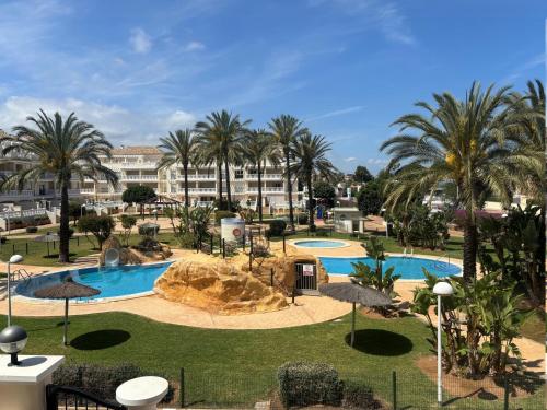 een uitzicht op het zwembad van een resort bij Aquamarina - Serviden in Denia