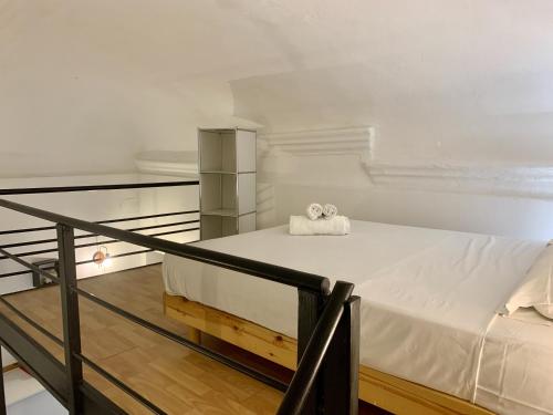 - une chambre avec un lit blanc et une balustrade dans l'établissement ApartHotel Riviera - DUPLEX DE JULES - Large Studio with A C - Old Town Promenade des An, à Nice