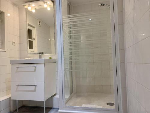 une douche avec une porte vitrée dans une salle de bain dans l'établissement ApartHotel Riviera - DUPLEX DE JULES - Large Studio with A C - Old Town Promenade des An, à Nice
