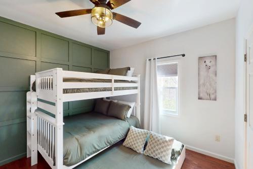Двухъярусная кровать или двухъярусные кровати в номере Stay A While at Smith Mountain Lake