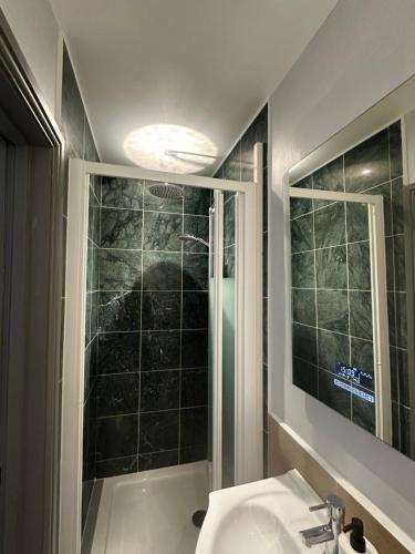 a bathroom with a sink and a shower at Chambres d'hôtes du Vigeant in Le Vigeant