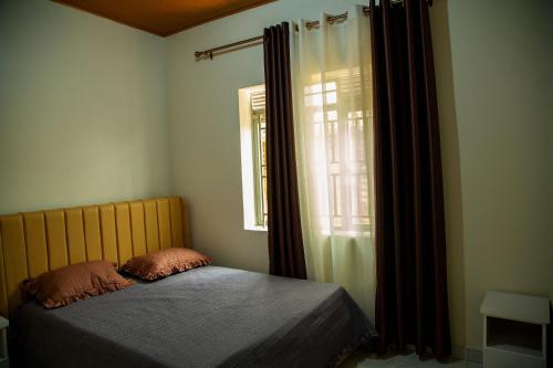 キガリにあるTWINKLE Appartmentsのベッドルーム(ベッド1台、窓付)