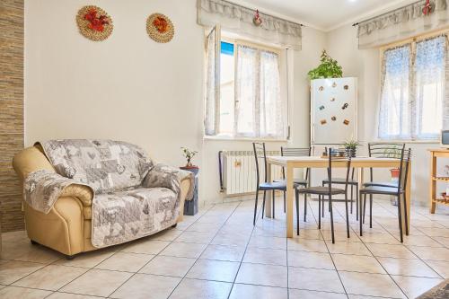 a living room with a couch and a table at Casa laureta in Piombino