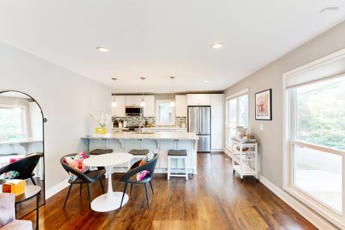 een keuken en een woonkamer met een tafel en stoelen bij Hello Sunshine in Atlanta