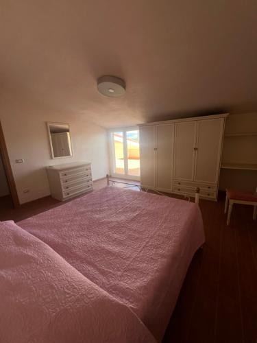um quarto com uma cama grande e uma janela em Casa Vacanze Muzzicato em Partinico