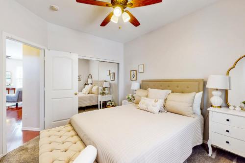 sypialnia z białym łóżkiem i wentylatorem sufitowym w obiekcie Garden Breeze w mieście Gilbert