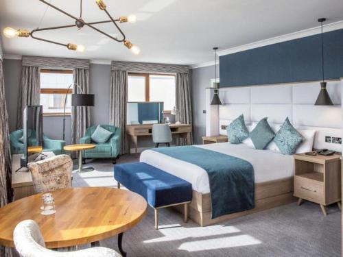 Postel nebo postele na pokoji v ubytování Diamond Coast Hotel