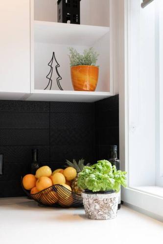 a kitchen counter with two baskets of fruits and vegetables at Chalet Vintersaga Mont Tremblant in La Conception