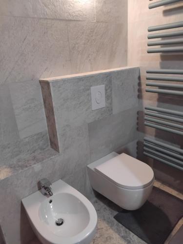 ein Badezimmer mit einem weißen WC und einem Waschbecken in der Unterkunft La medievale 1 in Pignone