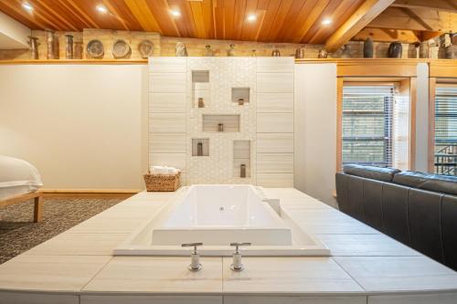 een badkamer met een wit bad in een kamer bij Hotel Donaldson in Fargo