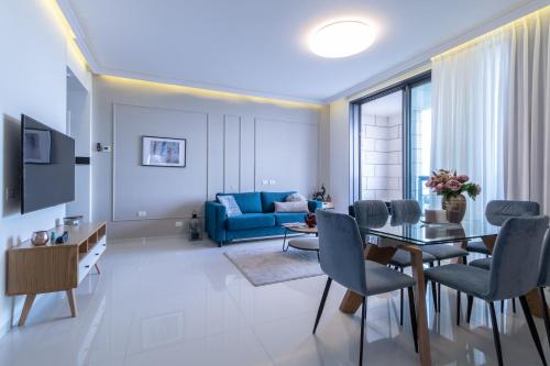 TV a/nebo společenská místnost v ubytování JTower - Magical Apartments In City Center