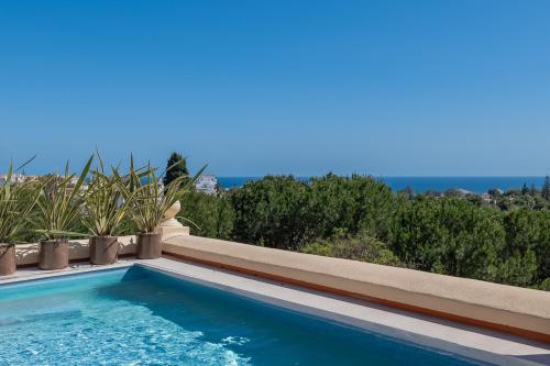 Luxury 3 BDRM Apt with Private Pool and Stunning Sea Views