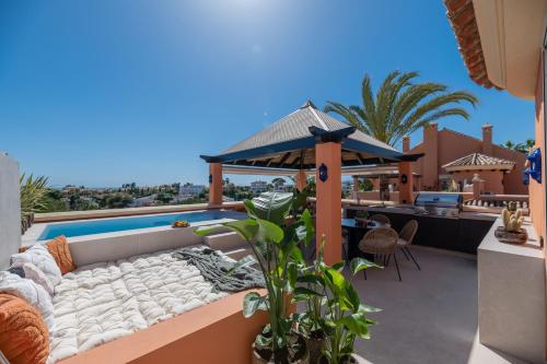 Luxury 3 BDRM Apt with Private Pool and Stunning Sea Views