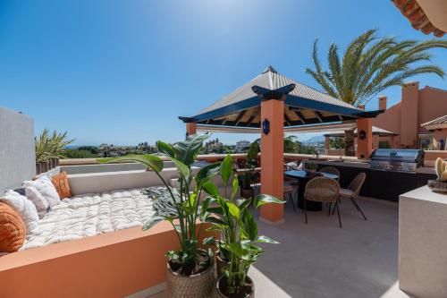 Luxury 3 BDRM Apt with Private Pool and Stunning Sea Views