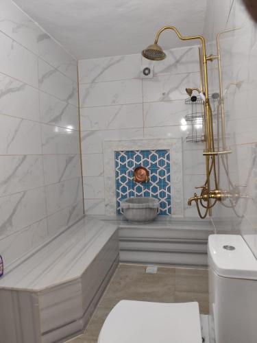 ein Badezimmer mit einer Badewanne, einem Waschbecken und einem WC in der Unterkunft Rumet paşa konağı in Mardin