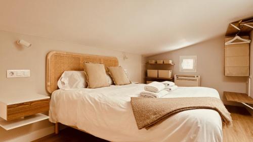 um quarto com uma cama grande com lençóis brancos e almofadas em Click&Guest - Maspalomas Serenity Villa em San Bartolomé
