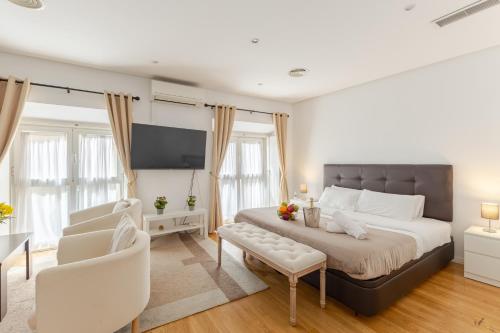 una camera con un grande letto e una TV di MAD COCO Aparts & Suites Centro Sol a Madrid
