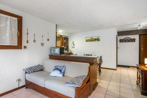 a living room with a couch and a kitchen at Valtournenche, monolocale in centro in Valtournenche