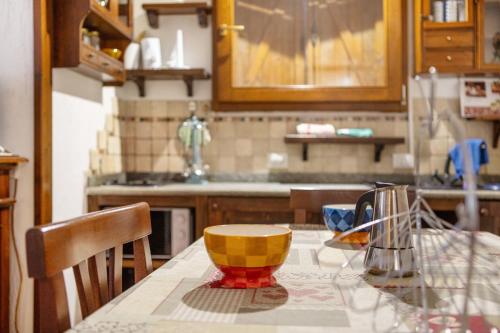 a kitchen with a table with a bowl on it at Valtournenche, monolocale in centro in Valtournenche
