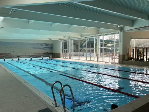 une grande piscine intérieure d'eau bleue dans l'établissement Argousiers 124, à Fort-Mahon-Plage