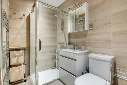 uma casa de banho com um WC, um lavatório e um chuveiro em Still Life Warren Street em Londres