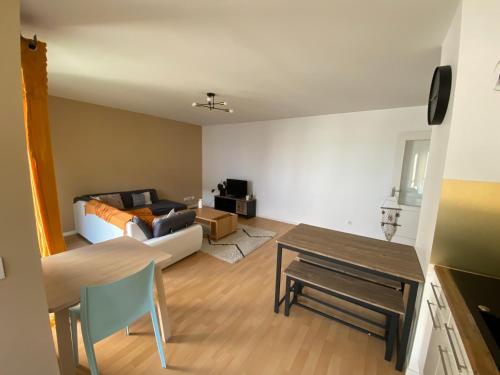 un salon avec un canapé et une table dans l'établissement Appartement moderne T3 Cesson, à Cesson-Sévigné