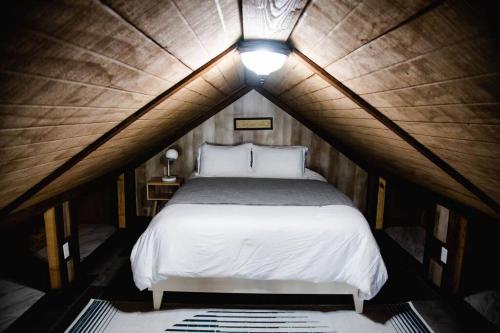 a bedroom with a bed in a wooden roof at Coco Chateau ViP Cabin Lake Guntersville Pet Friendly Fully Fenced Boat Parking Private in Guntersville