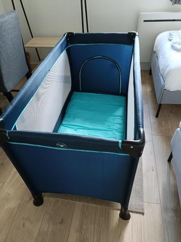 - un trampoline bleu installé dans une pièce dans l'établissement Les vergers de Serris, 6 personnes, 2 PK privés, balcon, lit bébé, à Serris