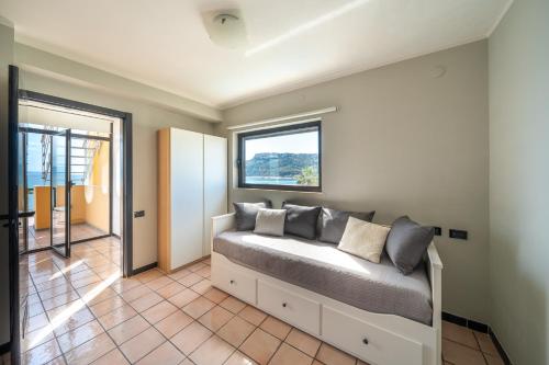 - une chambre avec un lit et une fenêtre dans l'établissement Attico sul Poetto, à Cagliari