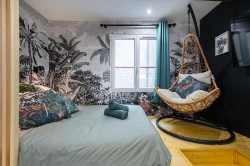 Cette chambre dispose d'un lit pliant et d'une fenêtre. dans l'établissement Jungle Republic, à Marseille