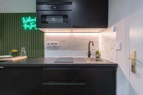 une cuisine avec un évier et un micro-ondes dans l'établissement Jungle Republic, à Marseille