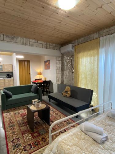 ein Wohnzimmer mit 2 grünen Sofas und einem Tisch in der Unterkunft D&M STUDIO ΡΙΟ ΠΑΤΡΑ in Patras