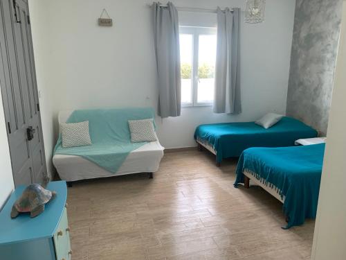 une chambre avec deux lits et une fenêtre dans l'établissement VILLA SENENITA, à Porto-Vecchio
