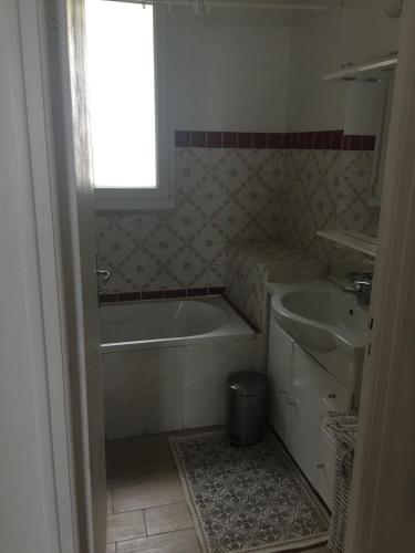 une salle de bain avec une baignoire et un lavabo dans l'établissement VILLA SENENITA, à Porto-Vecchio