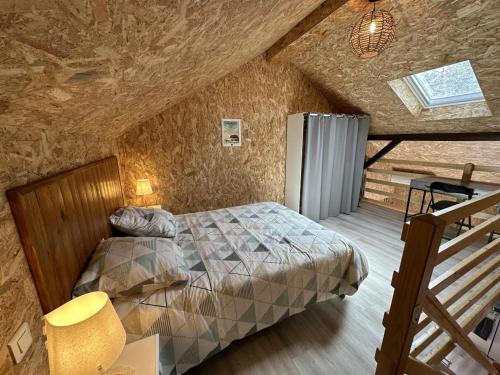 1 dormitorio con 1 cama en el ático en Lou coutiot, en Linxe