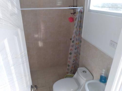 een badkamer met een douche, een toilet en een wastafel bij Hacienda 85 in Ahuachapán