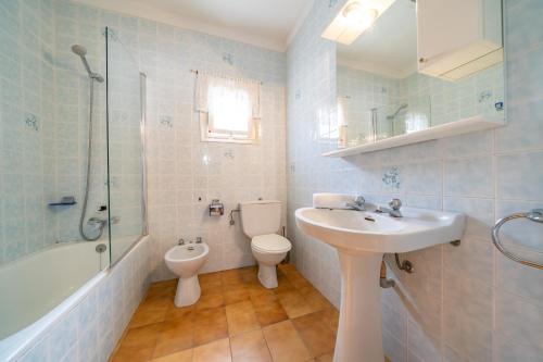 uma casa de banho com um lavatório, um WC e um chuveiro em HomeHolidaysRentals Owen - Costa Barcelona em Pineda de Mar