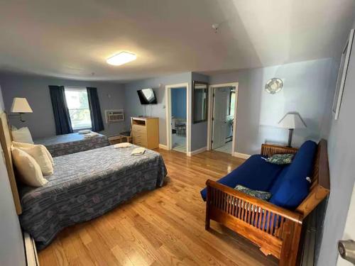 ein Schlafzimmer mit zwei Betten und einem Sofa darin in der Unterkunft Beau Rivage Motel in Old Orchard Beach