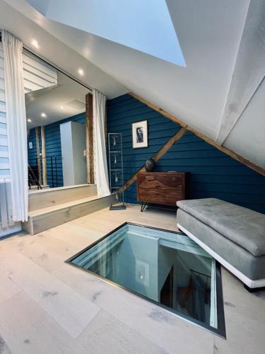 - une piscine au milieu d'un salon dans l'établissement Superbe duplex, Centre historique, 5 personnes, à Bellême