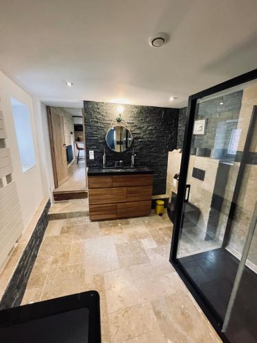 une salle de bain avec un lavabo et un miroir dans l'établissement Superbe duplex, Centre historique, 5 personnes, à Bellême