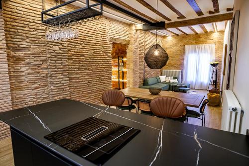 eine Küche und ein Wohnzimmer mit einem Tisch und Stühlen in der Unterkunft Casa Zarcillo in Logroño