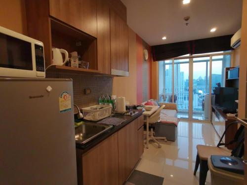una cucina con frigorifero e un soggiorno. di Beautiful View Resident (Monthly Only)​ a Bangkok