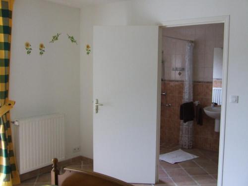 une salle de bain avec toilettes, lavabo et douche dans l'établissement Les Abris de la Sée, à Tirepied