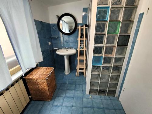 a bathroom with a sink and a mirror at Casa Manola in Le Grazie