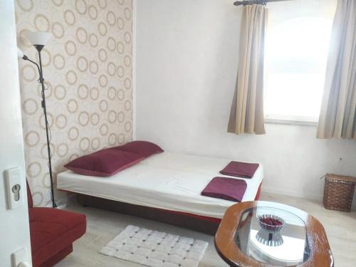 ein kleines Schlafzimmer mit einem Bett und einem Tisch in der Unterkunft Studio with sea view furnished balcony and wifi at Vir in Vir