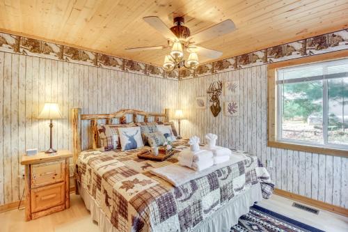 1 dormitorio con 1 cama y ventilador de techo en Coosawattee Cabin Pool Access and Resort Amenities, en Ellijay