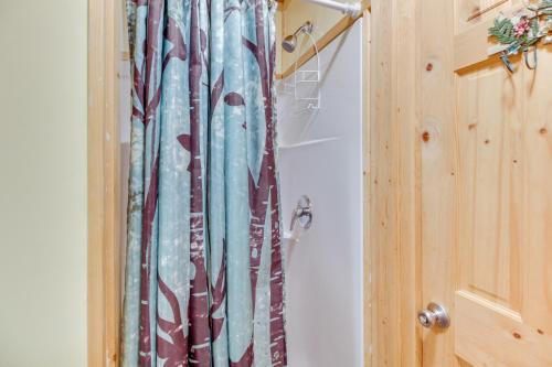 cortina de ducha en un baño junto a una puerta en Coosawattee Cabin Pool Access and Resort Amenities, en Ellijay